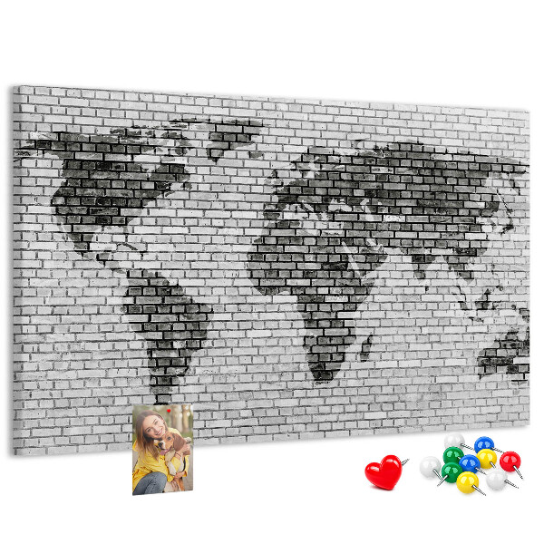 Korkbild Weltkarte an einer Backsteinmauer