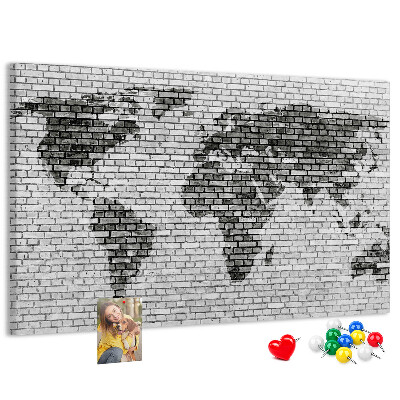 Korkbild Weltkarte an einer Backsteinmauer