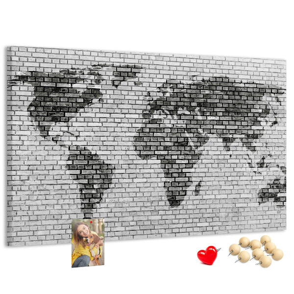 Korkbild Weltkarte an einer Backsteinmauer
