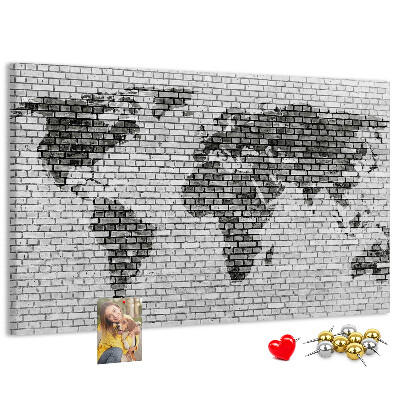 Korkbild Weltkarte an einer Backsteinmauer