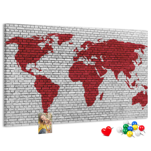 Bild mit Korkrückwand rote Weltumrisse auf einer Backsteinmauer