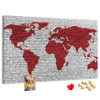 Bild mit Korkrückwand rote Weltumrisse auf einer Backsteinmauer