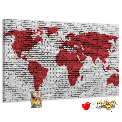 Bild mit Korkrückwand rote Weltumrisse auf einer Backsteinmauer