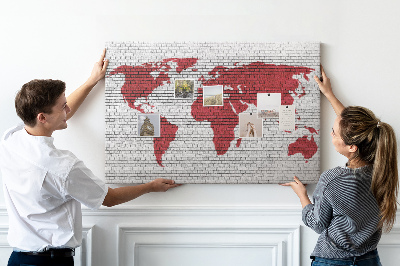 Bild mit Korkrückwand rote Weltumrisse auf einer Backsteinmauer