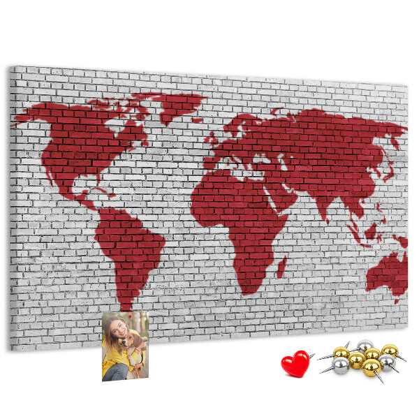Bild mit Korkrückwand rote Weltumrisse auf einer Backsteinmauer