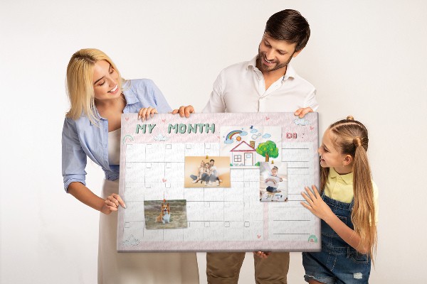 Korktafel rosa Kalender mit Wolken und Herzen