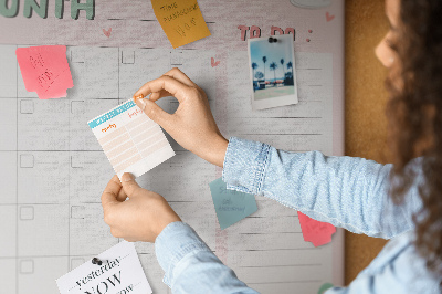 Korktafel rosa Kalender mit Wolken und Herzen