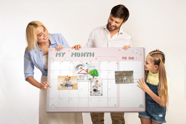 Korktafel rosa Kalender mit Wolken und Herzen