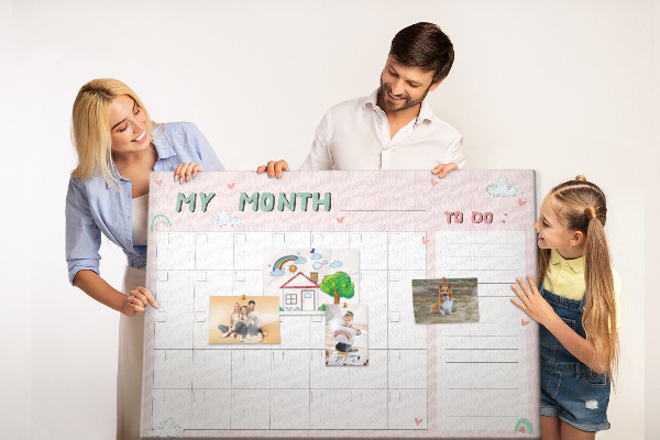 Korktafel rosa Kalender mit Wolken und Herzen