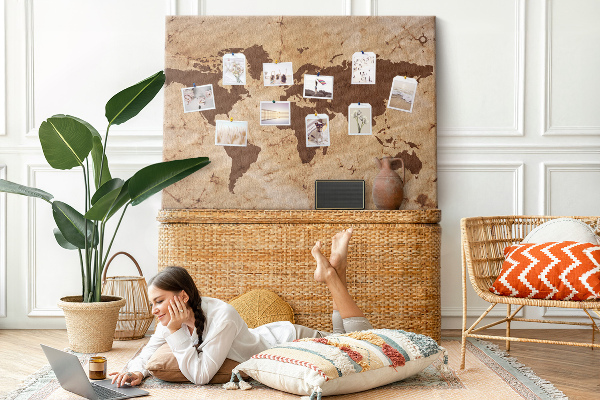 Weltkarte mit Korkrückwand antike Darstellung auf braunem Hintergrund