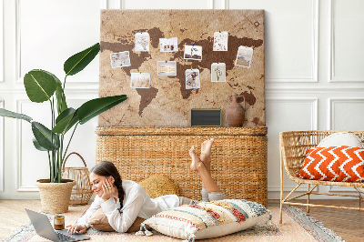 Weltkarte mit Korkrückwand antike Darstellung auf braunem Hintergrund