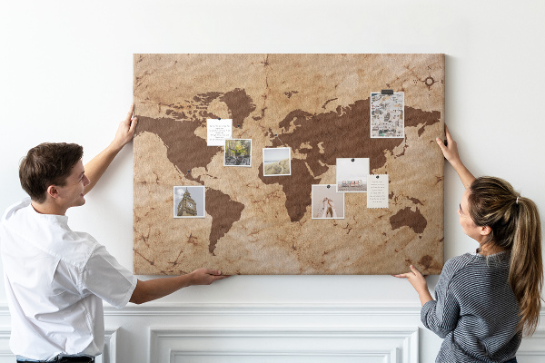Weltkarte mit Korkrückwand antike Darstellung auf braunem Hintergrund