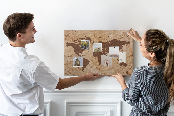 Weltkarte mit Korkrückwand antike Darstellung auf braunem Hintergrund