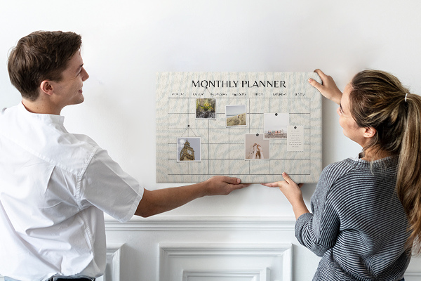 Korktafel mit minimalistischem Monatsplaner-Design