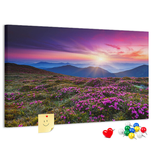 Korkbild mit einem malerischen Sonnenuntergang über der Berglandschaft