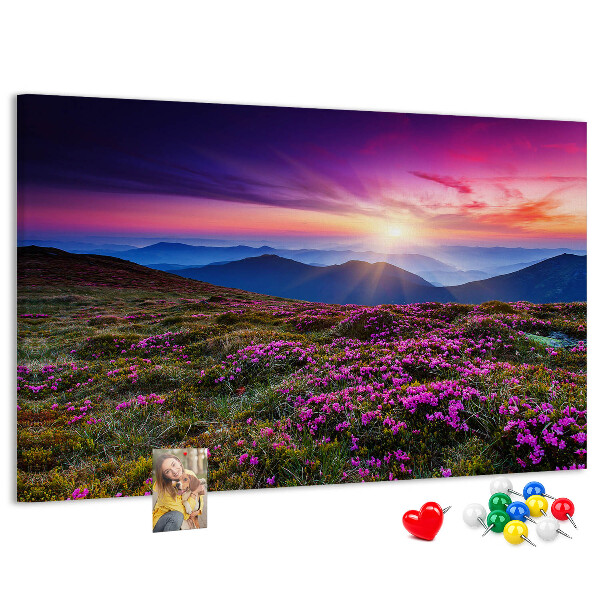 Korkbild mit einem malerischen Sonnenuntergang über der Berglandschaft