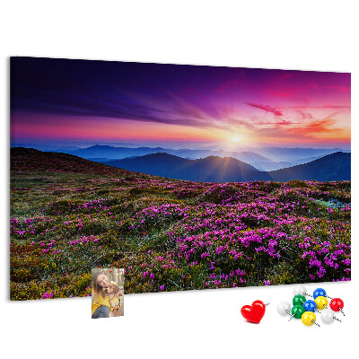 Korkbild mit einem malerischen Sonnenuntergang über der Berglandschaft