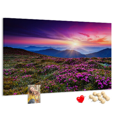 Korkbild mit einem malerischen Sonnenuntergang über der Berglandschaft