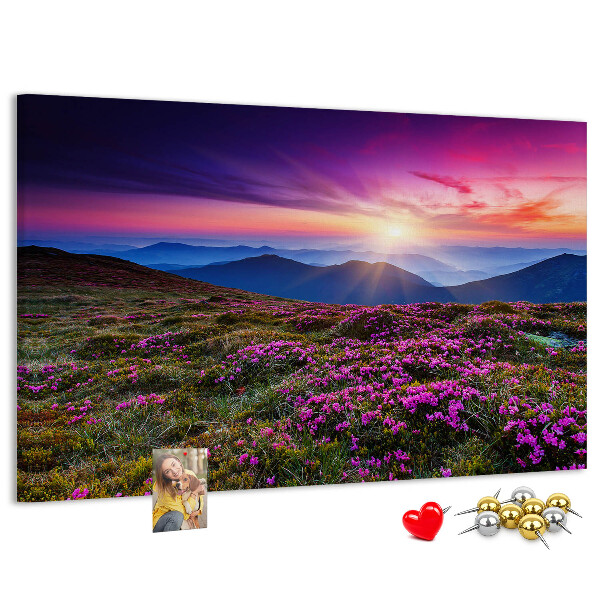 Korkbild mit einem malerischen Sonnenuntergang über der Berglandschaft