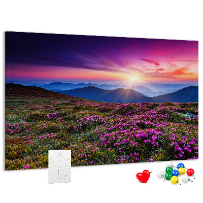 Korkbild mit einem malerischen Sonnenuntergang über der Berglandschaft