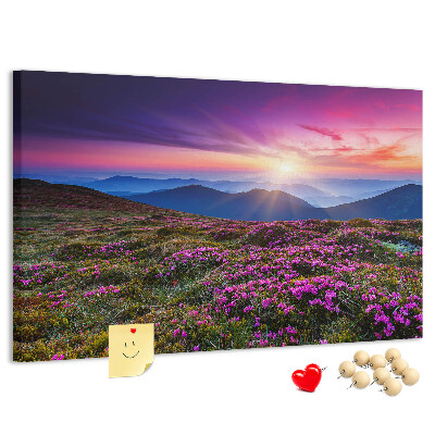 Korkbild mit einem malerischen Sonnenuntergang über der Berglandschaft