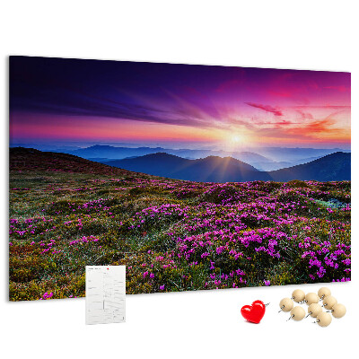 Korkbild mit einem malerischen Sonnenuntergang über der Berglandschaft