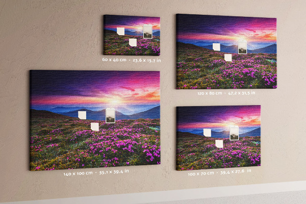 Korkbild mit einem malerischen Sonnenuntergang über der Berglandschaft