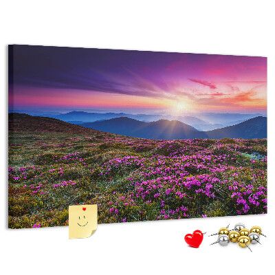 Korkbild mit einem malerischen Sonnenuntergang über der Berglandschaft