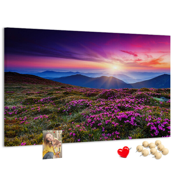 Korkbild mit einem malerischen Sonnenuntergang über der Berglandschaft