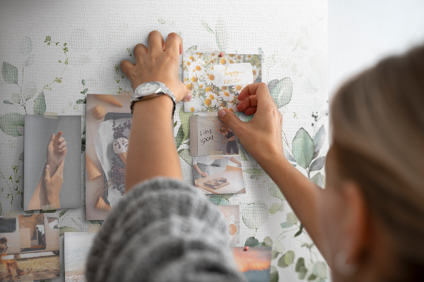 Bilder mit Korkrückwand zarte Blätter in gedeckten Farbtönen