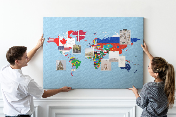 Kork-Weltkarte mit Länderflaggen