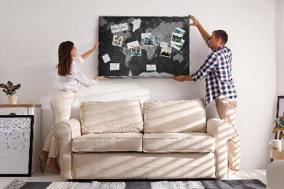 Schwarze Weltkarte mit Länderumrissen mit Korkrückwand