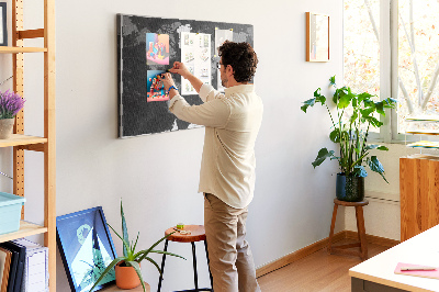 Schwarze Weltkarte mit Länderumrissen mit Korkrückwand