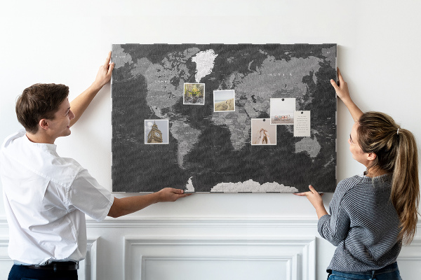 Schwarze Weltkarte mit Länderumrissen mit Korkrückwand