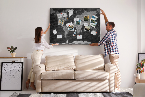 Schwarze Weltkarte mit Länderumrissen mit Korkrückwand