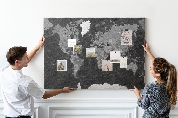 Schwarze Weltkarte mit Länderumrissen mit Korkrückwand