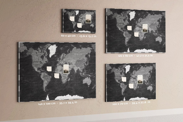 Schwarze Weltkarte mit Länderumrissen mit Korkrückwand