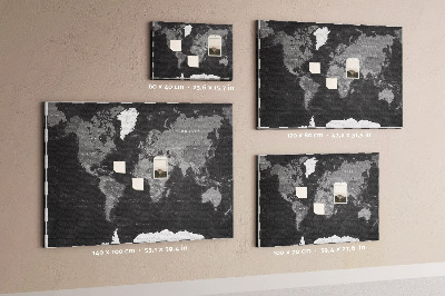 Schwarze Weltkarte mit Länderumrissen mit Korkrückwand
