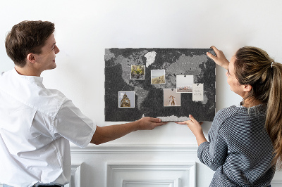 Schwarze Weltkarte mit Länderumrissen mit Korkrückwand