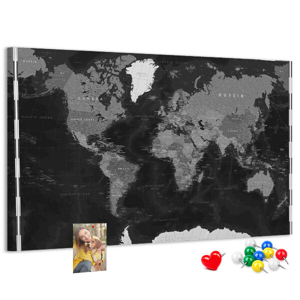 Schwarze Weltkarte mit Länderumrissen mit Korkrückwand
