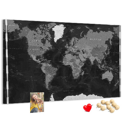 Schwarze Weltkarte mit Länderumrissen mit Korkrückwand