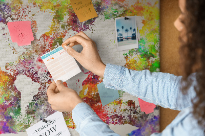 Korktafel mit farbenfroher Weltkarte im Aquarellstil