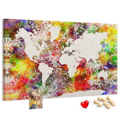 Korktafel mit farbenfroher Weltkarte im Aquarellstil