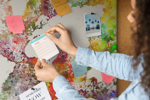 Korktafel mit farbenfroher Weltkarte im Aquarellstil