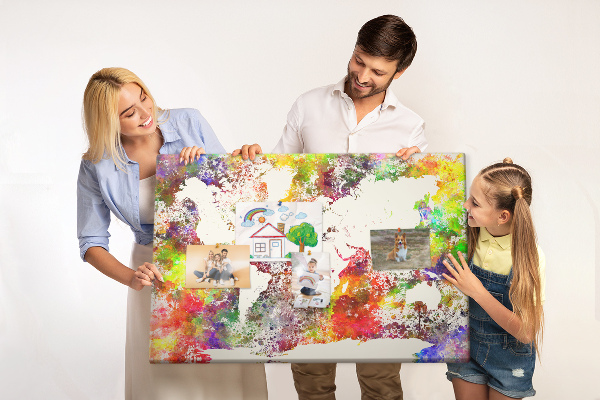 Korktafel mit farbenfroher Weltkarte im Aquarellstil