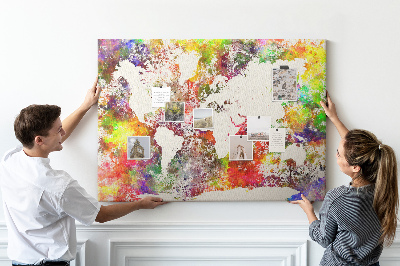 Korktafel mit farbenfroher Weltkarte im Aquarellstil