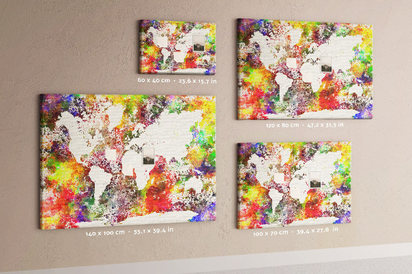 Korktafel mit farbenfroher Weltkarte im Aquarellstil