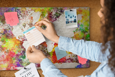 Korktafel mit farbenfroher Weltkarte im Aquarellstil