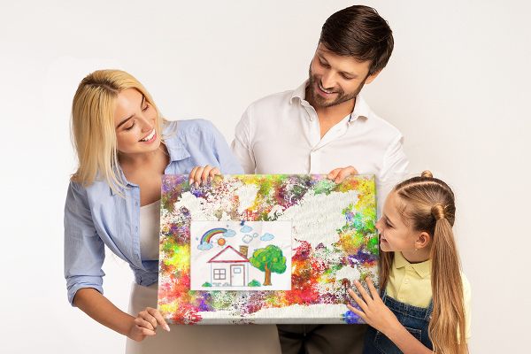 Korktafel mit farbenfroher Weltkarte im Aquarellstil