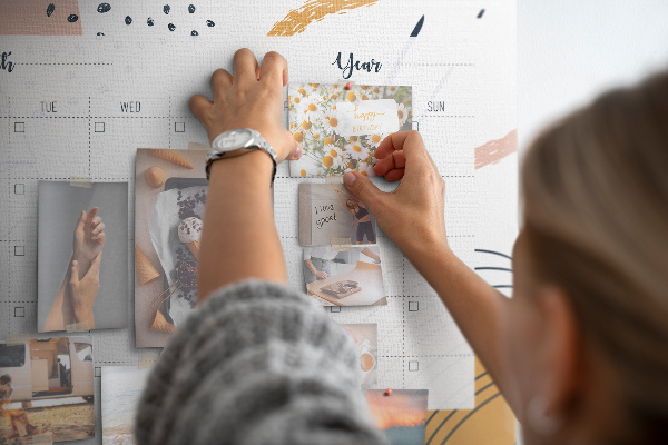 Korkbild farbenfroher Kalender mit abstrakten Mustern